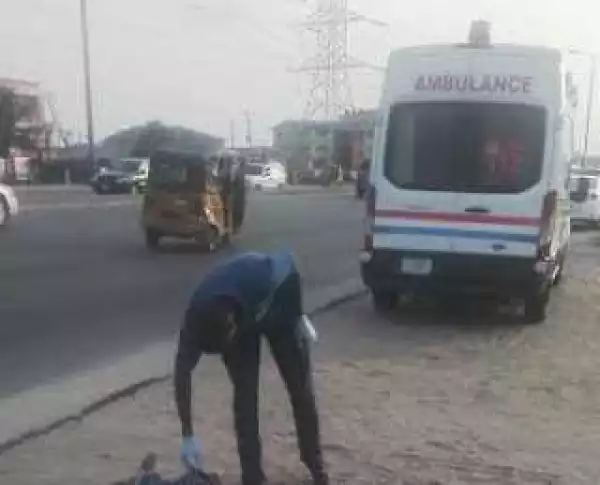 Photos: Unidentified victim of a Hit & Run accident along Lekki-Epe Expressway
